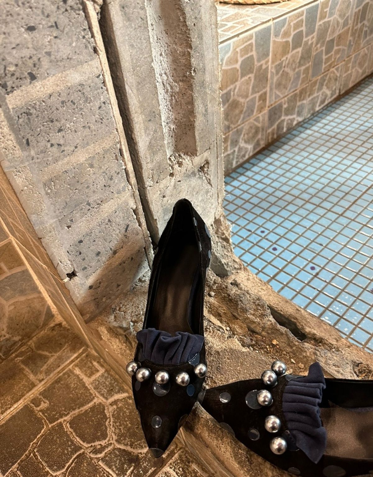 인더발코니(IN THE BALCONY) Marguerite 진주 러플 펌프스