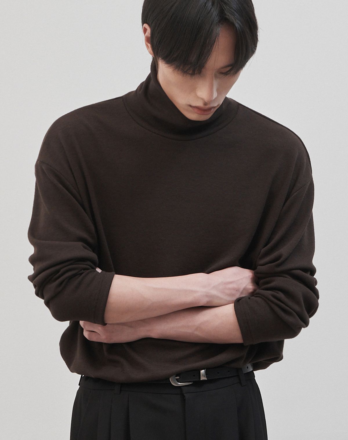 워크온바디오프(WORK ON BODY OFF) 레스티드 세미 오버핏 터틀넥 니트 [브라운]