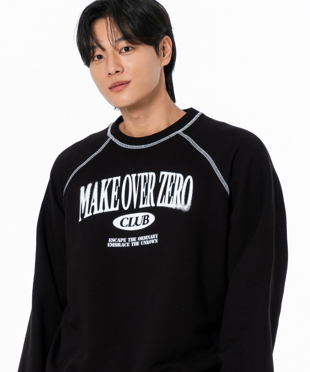 모즈모즈(MOZMOZ) 블러링 스티치 레글런 오버핏 맨투맨 블랙