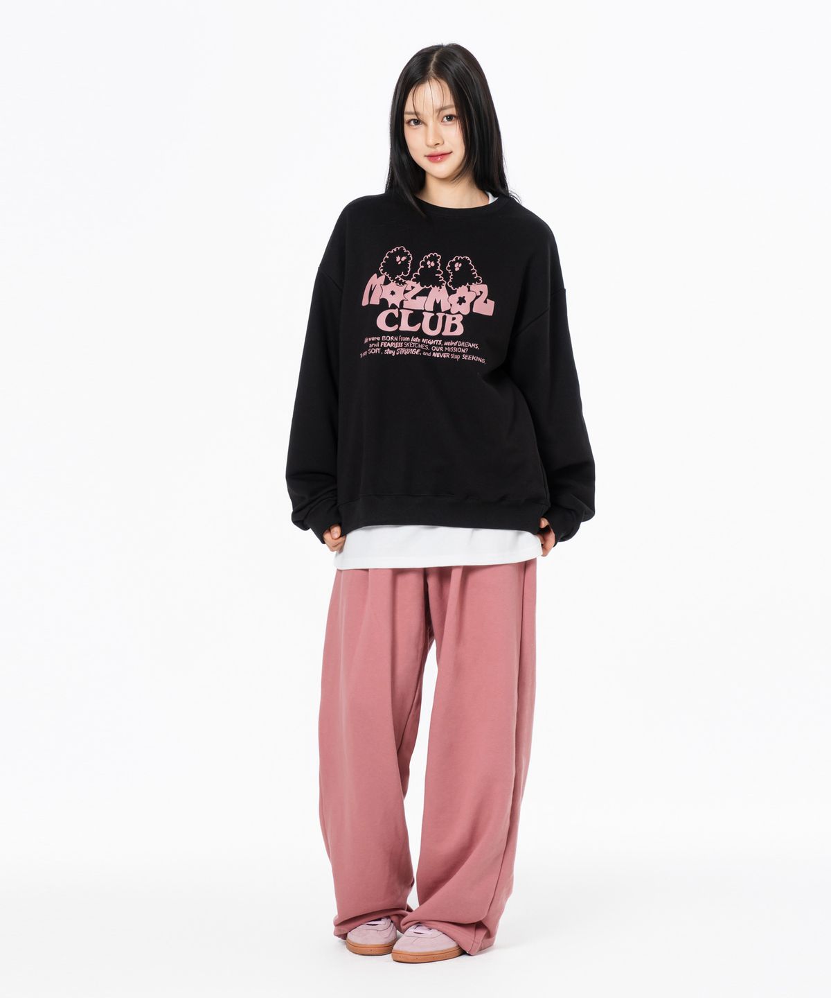 모즈모즈(MOZMOZ) [SET] 고스트 클라우드 오버핏 맨투맨 + 소프트 쭈리 원턱 트레이닝팬츠 블랙