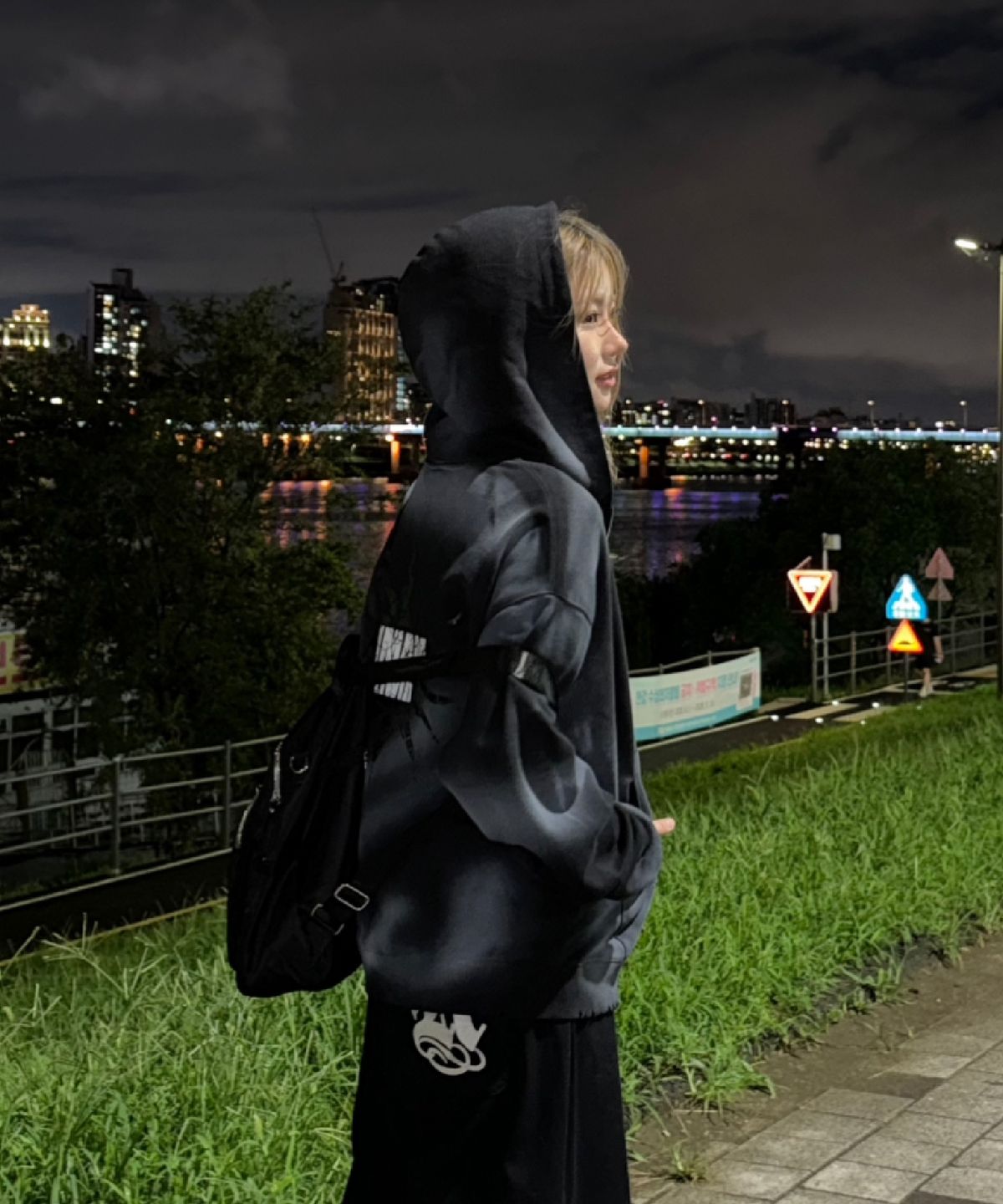 피마다지윈(PIMADAZIWIN) Aurora Eyes Hood Zip-Up_[Black]