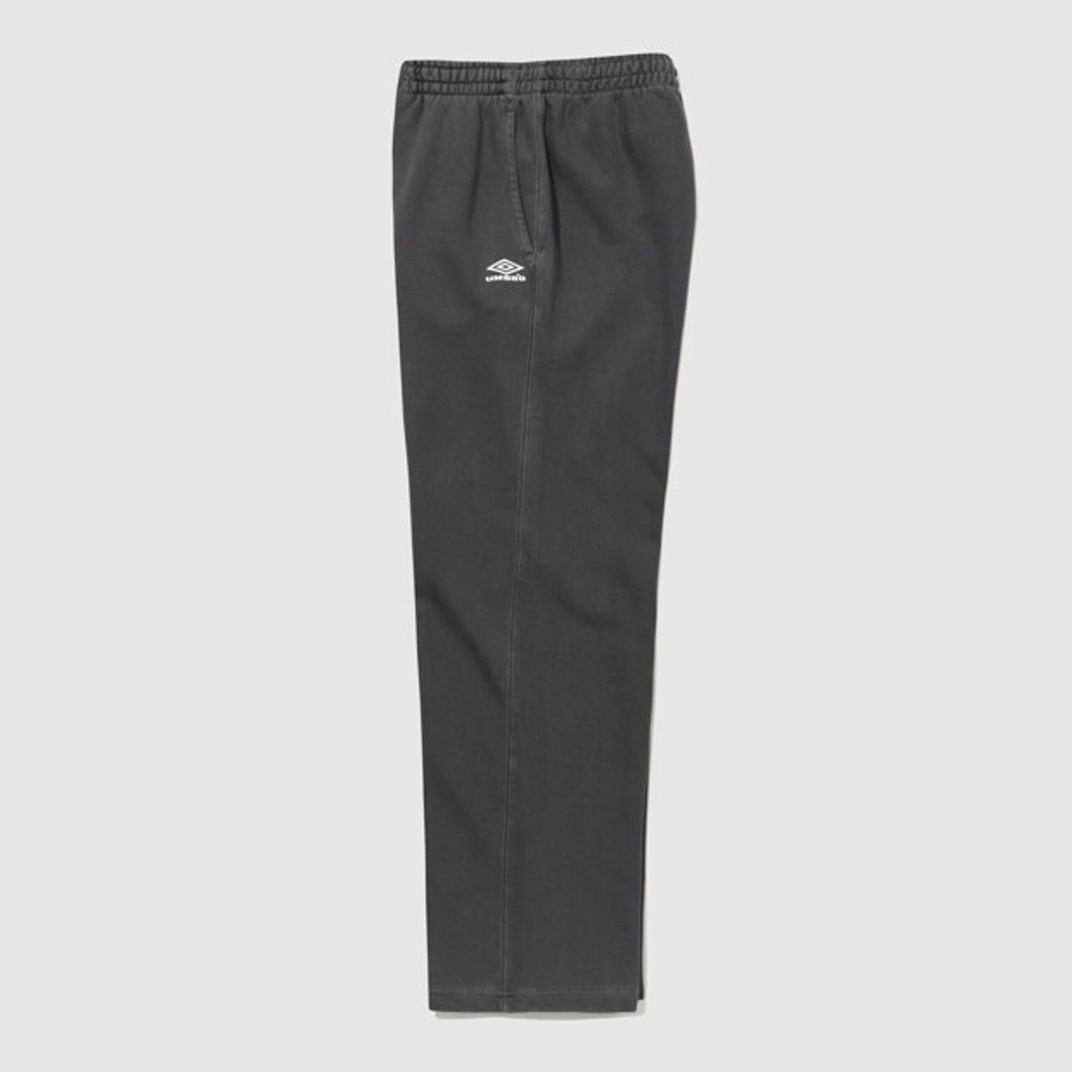 엄브로(UMBRO) HBL 가먼트 다잉 그래픽 와이드 스트레이트 스웨트 팬츠 차콜(UQ323CFP98)