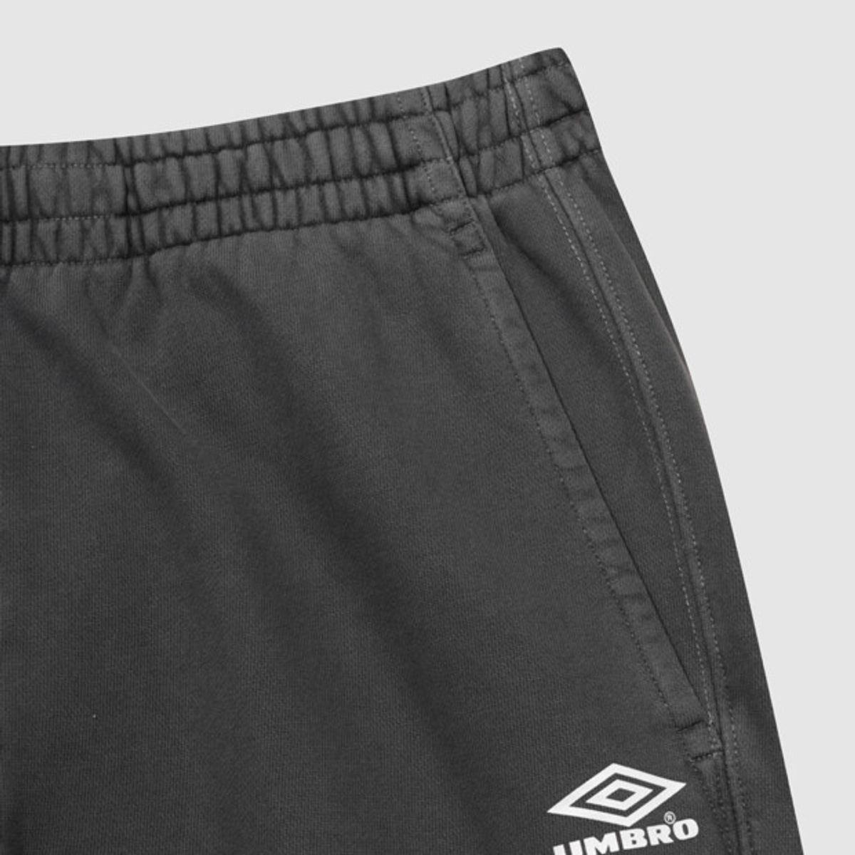 엄브로(UMBRO) HBL 가먼트 다잉 그래픽 와이드 스트레이트 스웨트 팬츠 차콜(UQ323CFP98)
