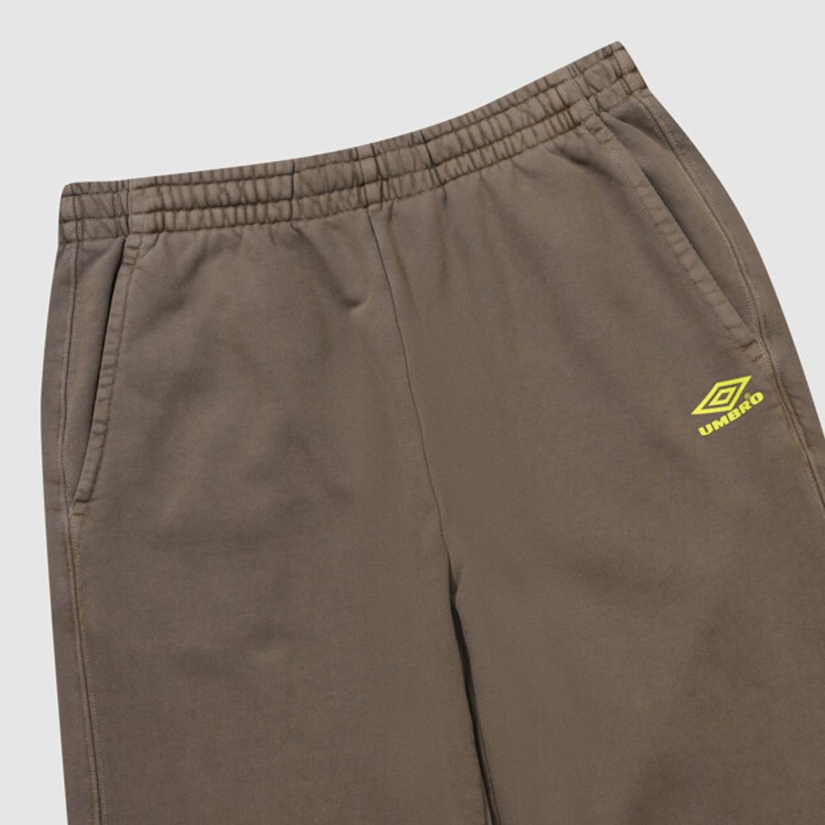 엄브로(UMBRO) HBL 가먼트 다잉 그래픽 와이드 스트레이트 스웨트 팬츠 브라운(UQ323CFP98)
