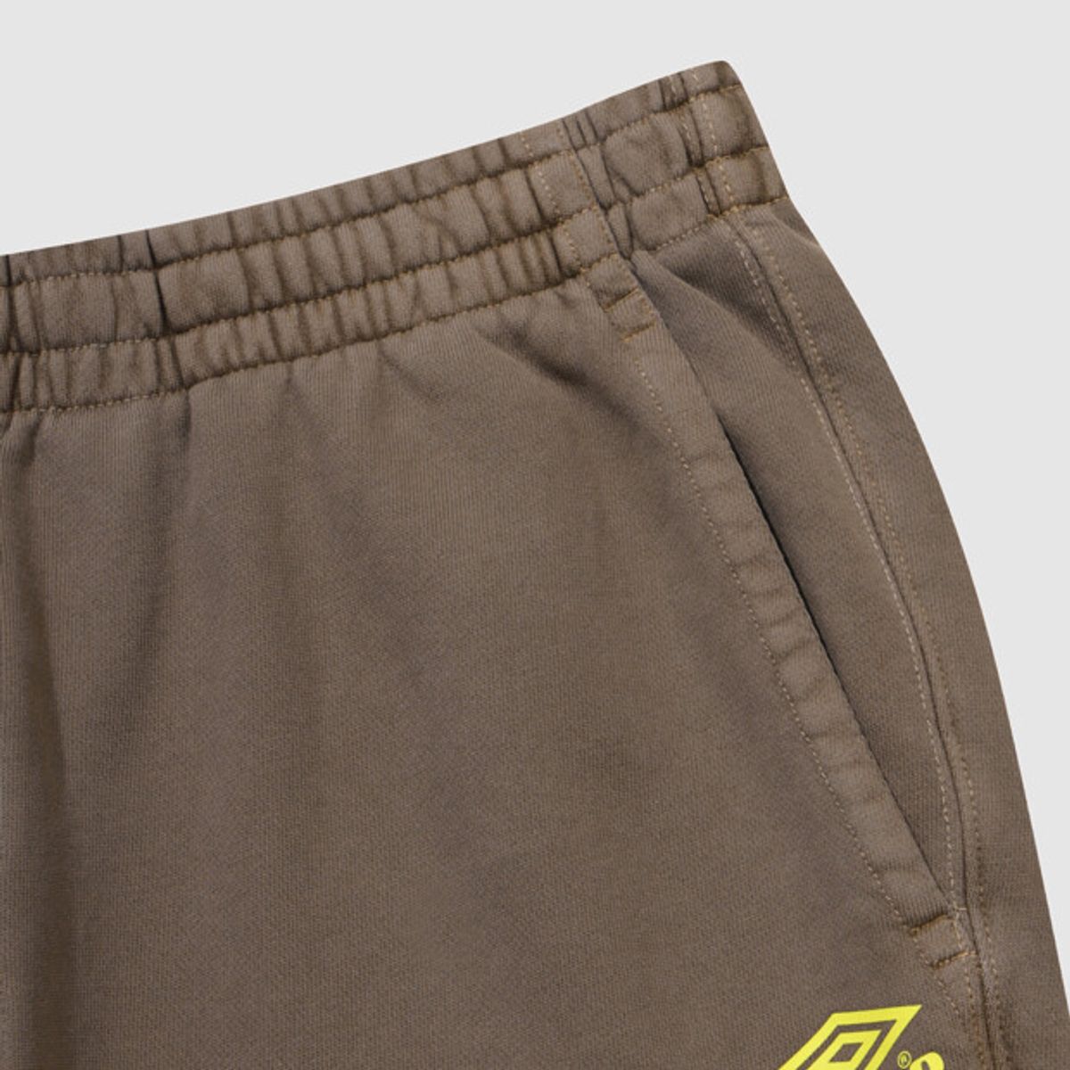 엄브로(UMBRO) HBL 가먼트 다잉 그래픽 와이드 스트레이트 스웨트 팬츠 브라운(UQ323CFP98)
