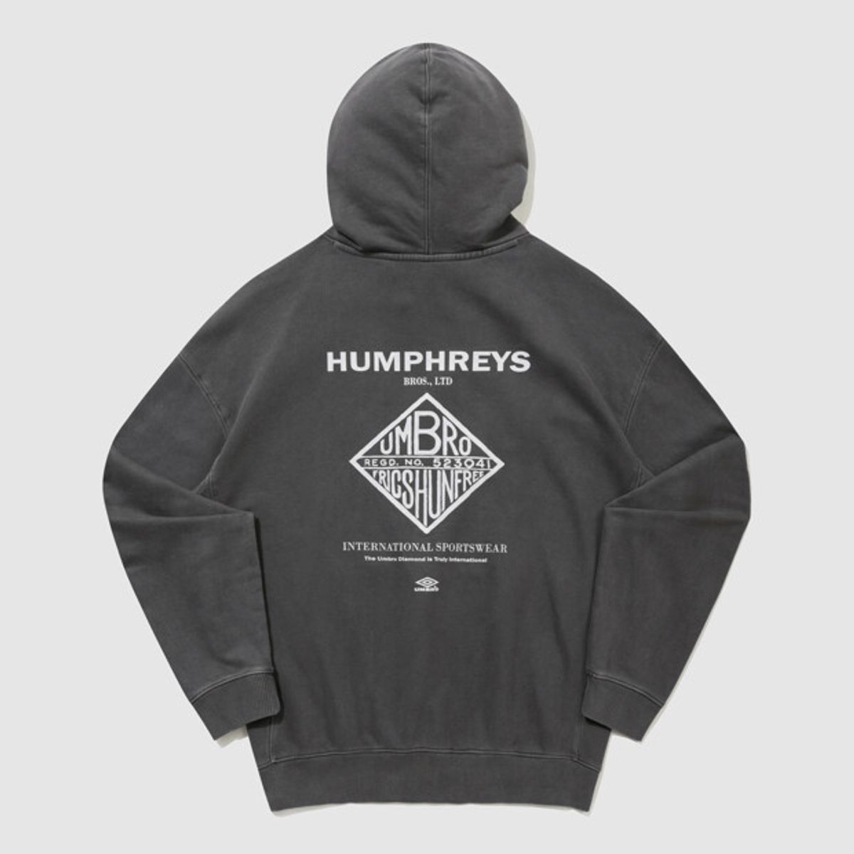 엄브로(UMBRO) HBL 가먼트 다잉 그래픽 후드 티셔츠 차콜(UQ321CHD98)