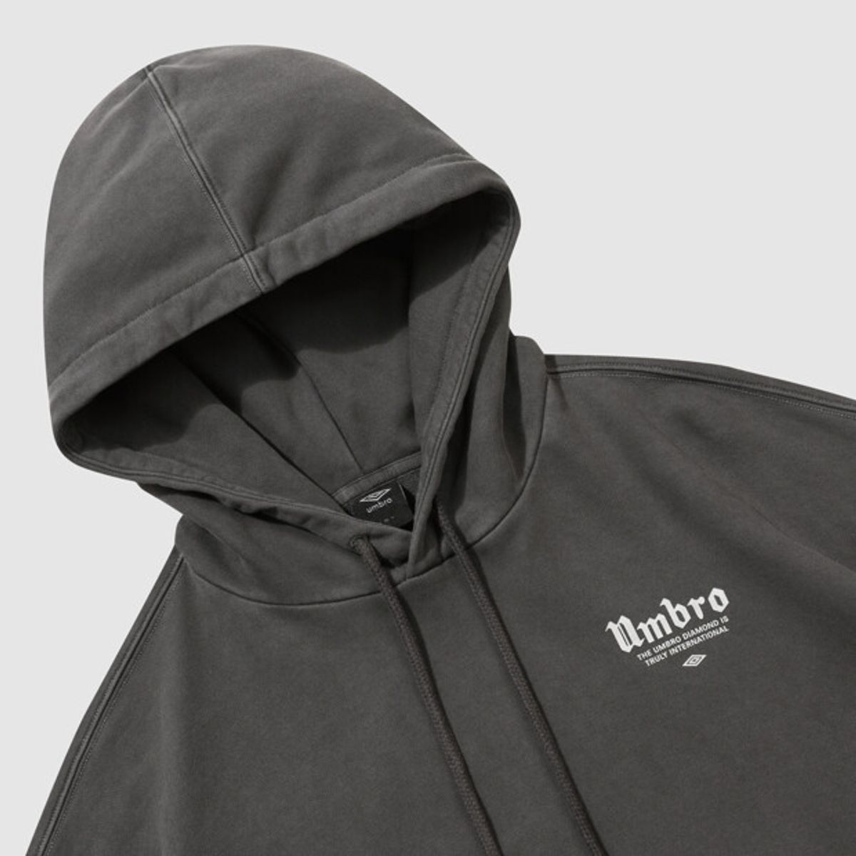 엄브로(UMBRO) HBL 가먼트 다잉 그래픽 후드 티셔츠 차콜(UQ321CHD98)