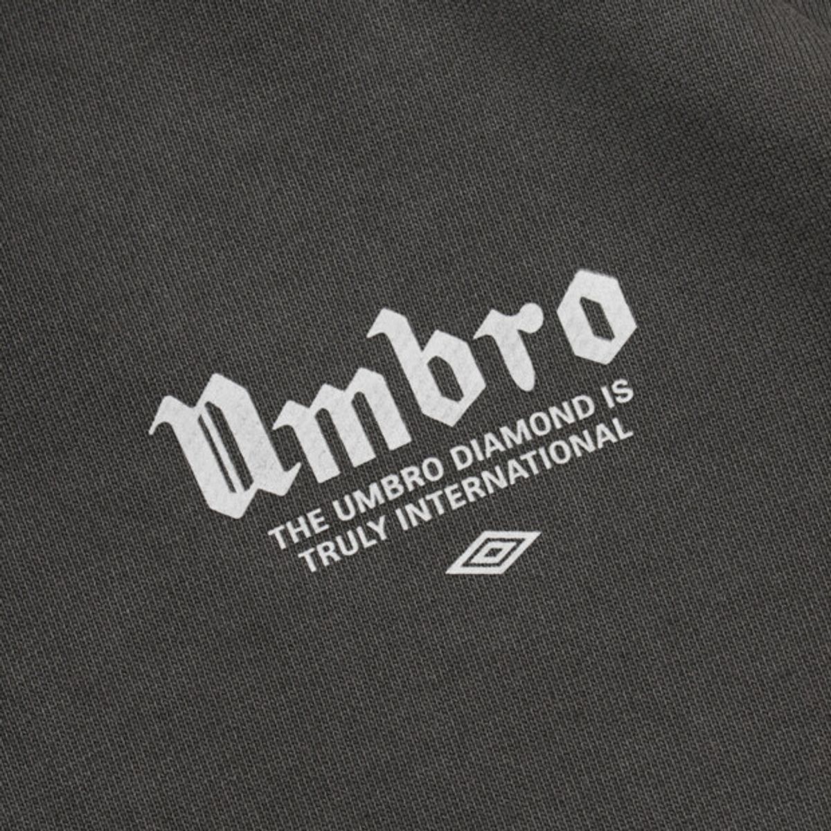 엄브로(UMBRO) HBL 가먼트 다잉 그래픽 후드 티셔츠 차콜(UQ321CHD98)