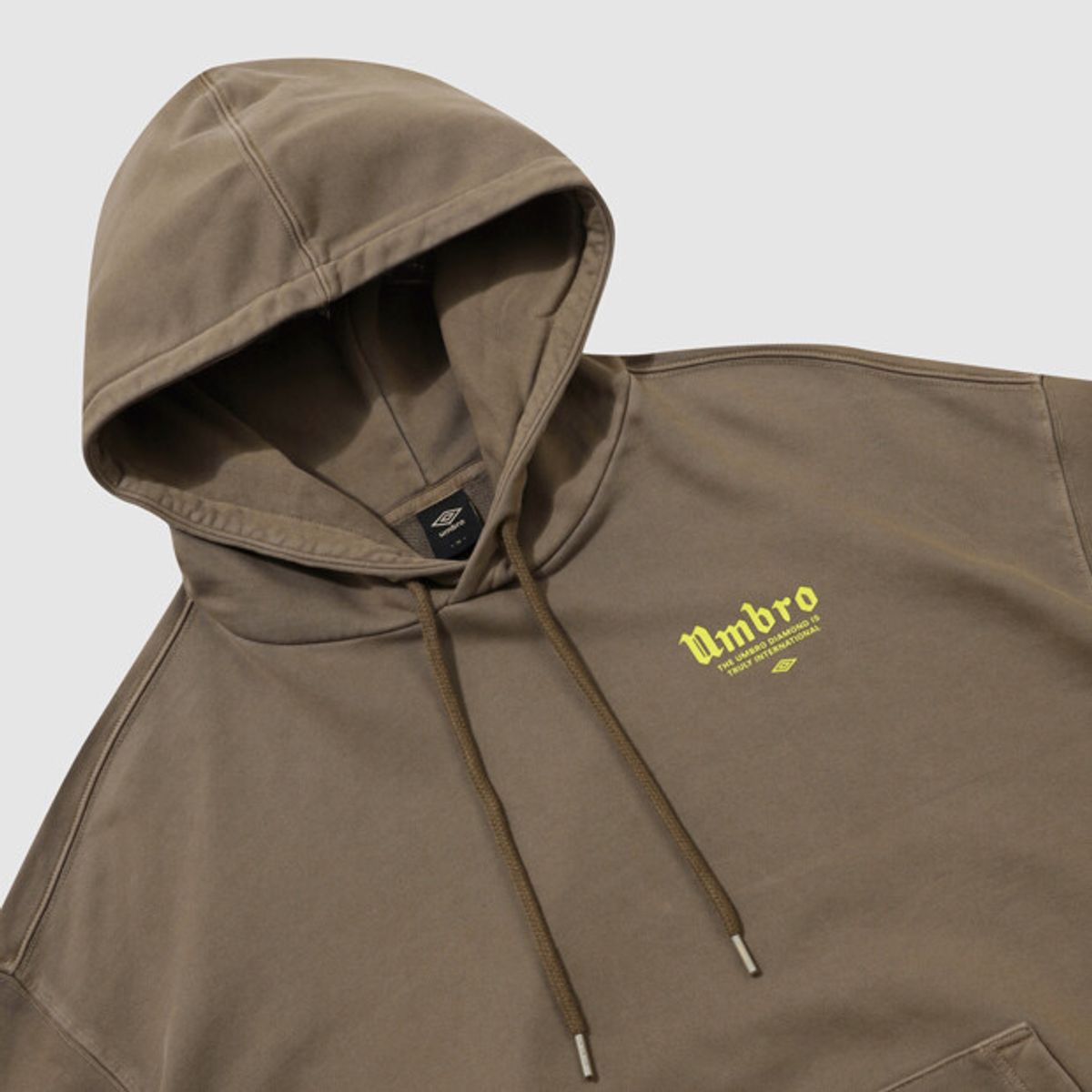 엄브로(UMBRO) HBL 가먼트 다잉 그래픽 후드 티셔츠 브라운(UQ321CHD98)