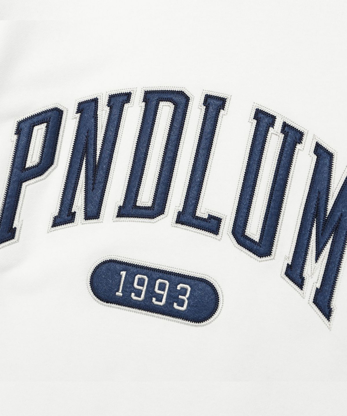 펜듈럼(PENDULUM) 아치 로고 아플리케 맨투맨 LP8TU743_OFF WHITE