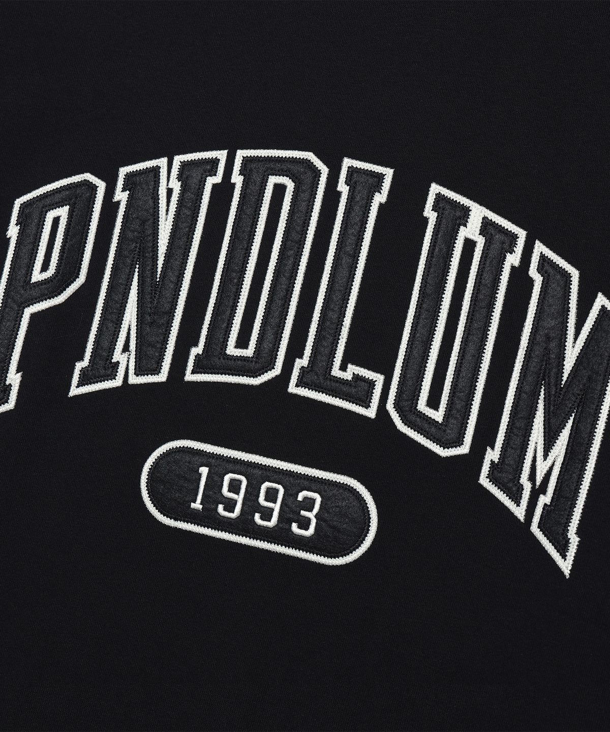 펜듈럼(PENDULUM) 아치 로고 아플리케 맨투맨 LP8TU743_BLACK