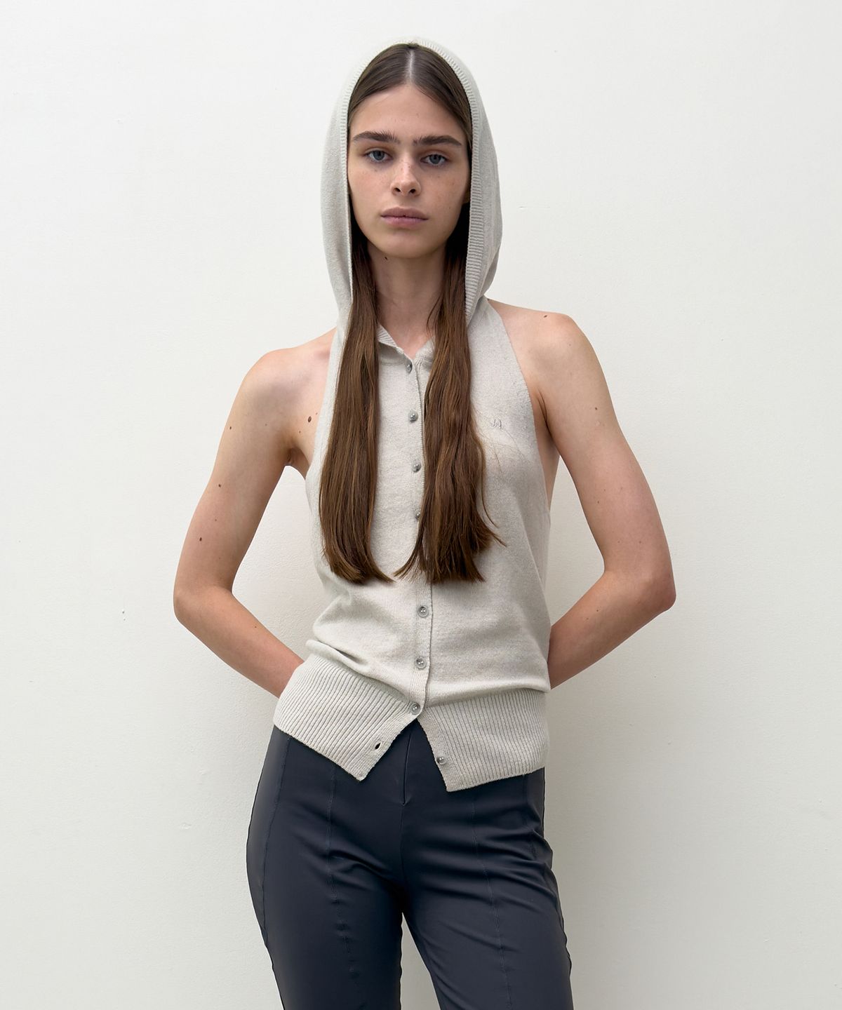 다이애그널(DIAGONAL) HALTER HOODIE KNIT VEST (grey beige)