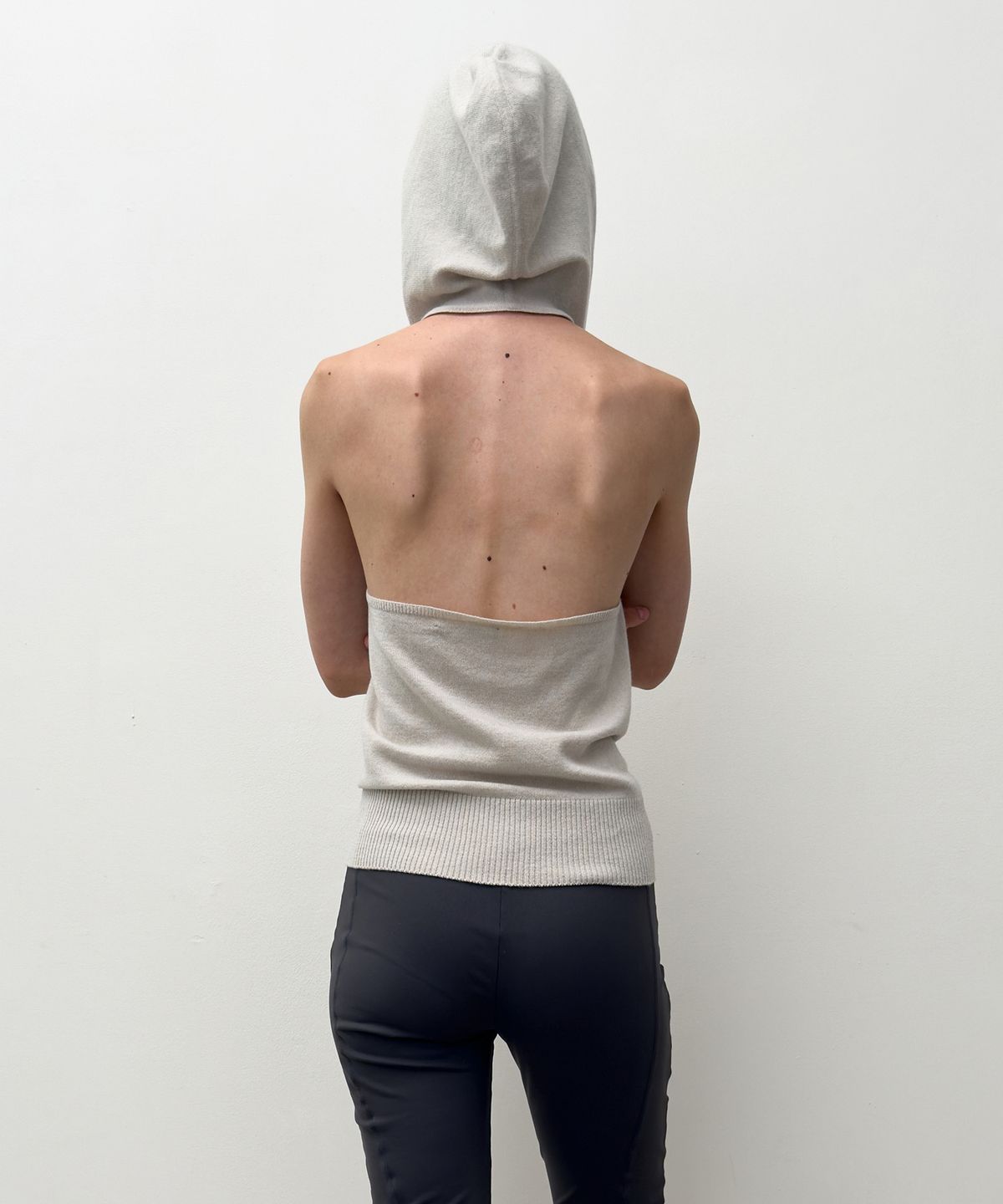 다이애그널(DIAGONAL) HALTER HOODIE KNIT VEST (grey beige)