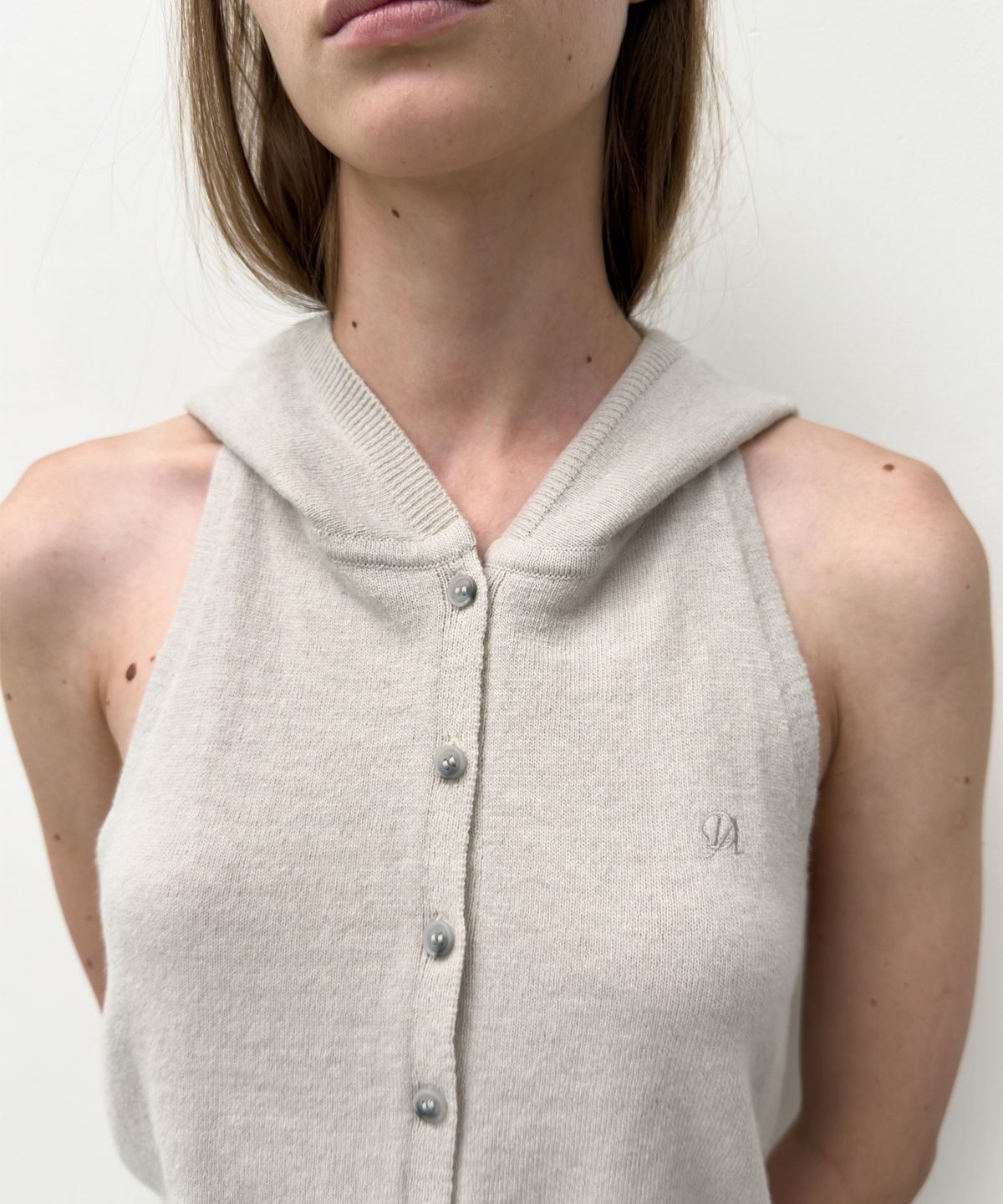 다이애그널(DIAGONAL) HALTER HOODIE KNIT VEST (grey beige)