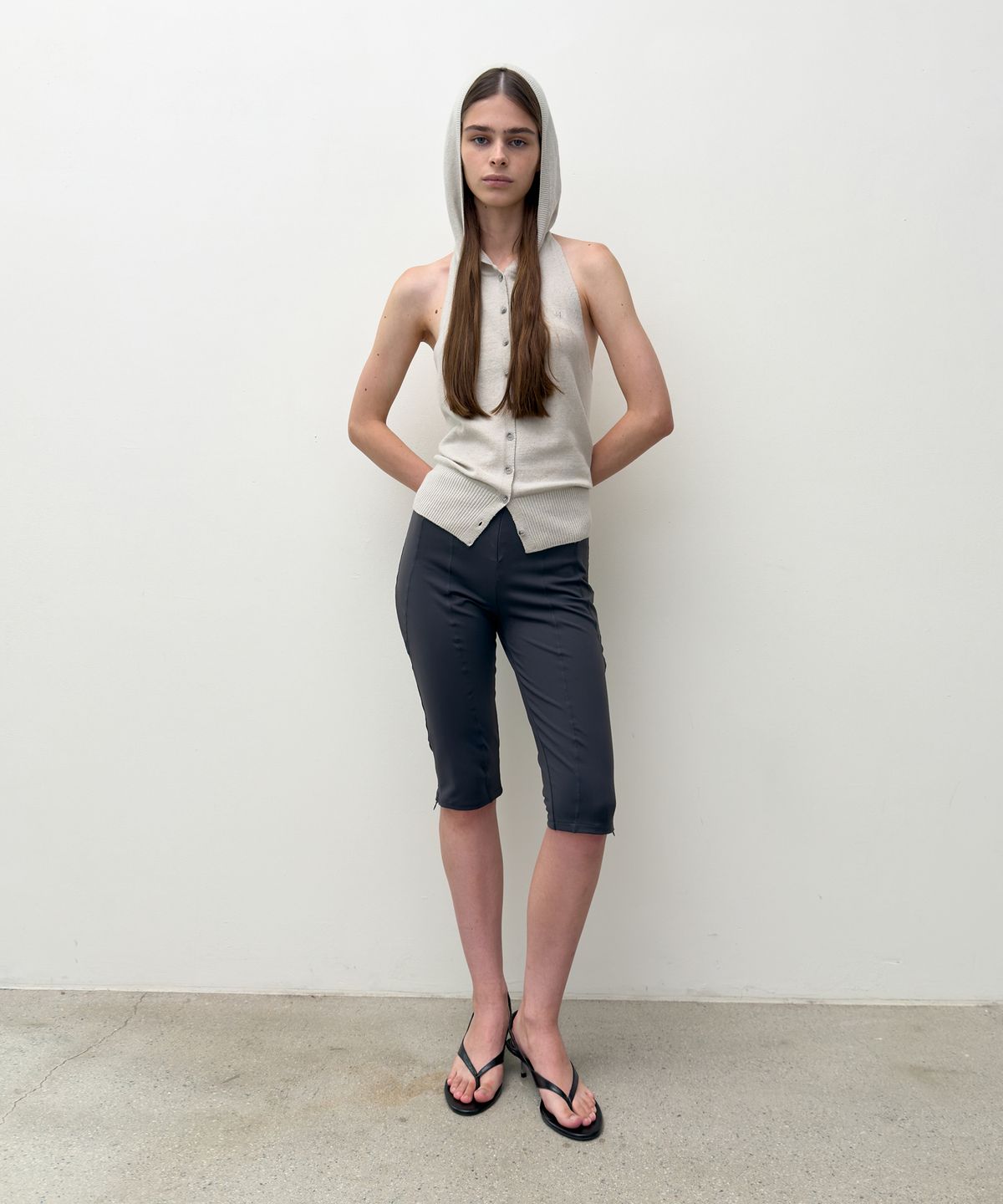 다이애그널(DIAGONAL) HALTER HOODIE KNIT VEST (grey beige)