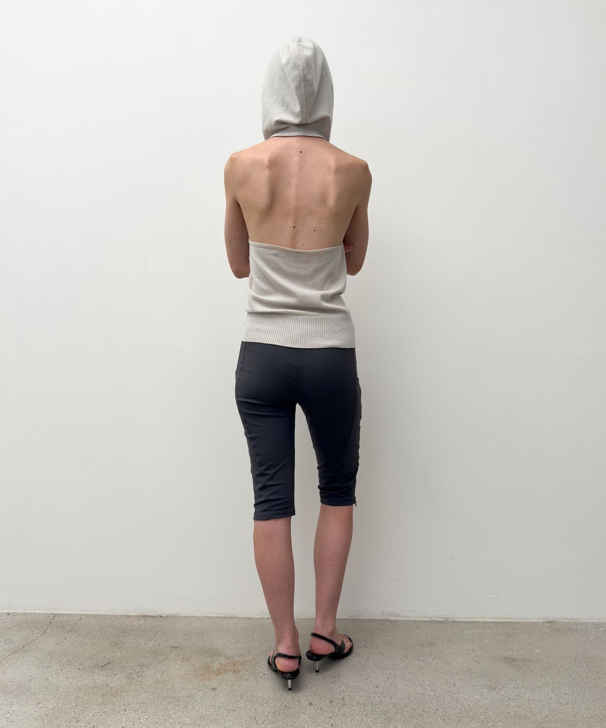 다이애그널(DIAGONAL) HALTER HOODIE KNIT VEST (grey beige)