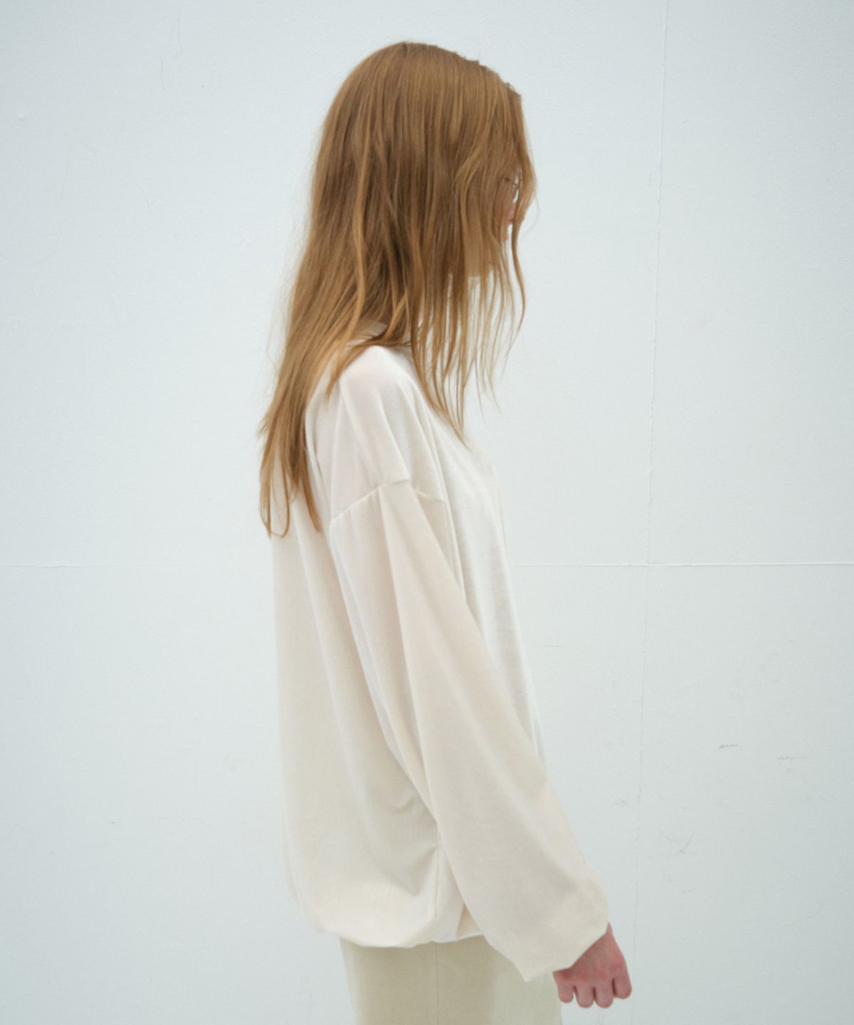 오버듀플레어(OVERDUEFLAIR) GLOW LOOSE FIT VELVET T-SHIRT_IVORY