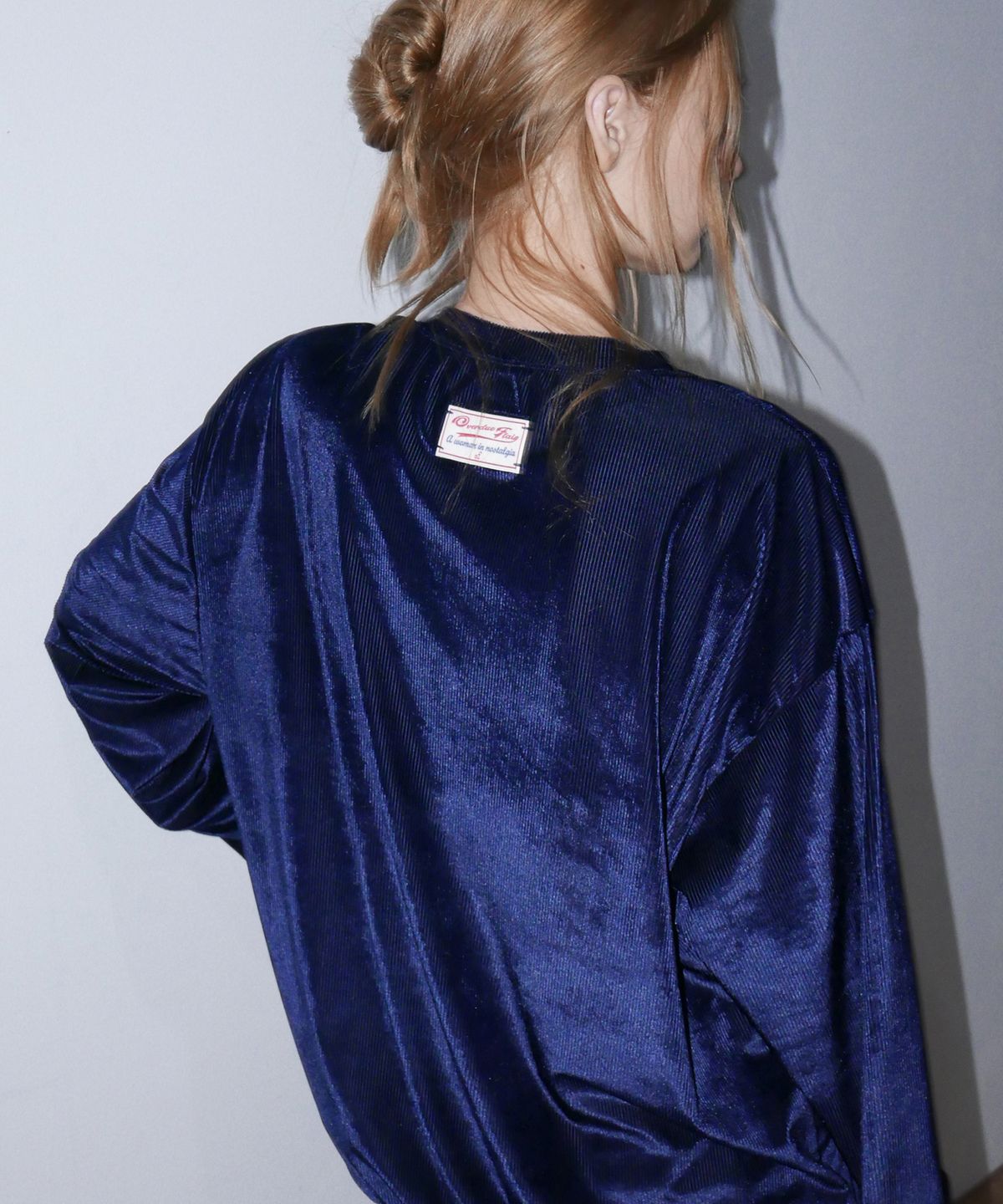 오버듀플레어(OVERDUEFLAIR) GLOW LOOSE FIT VELVET T-SHIRT_NAVY