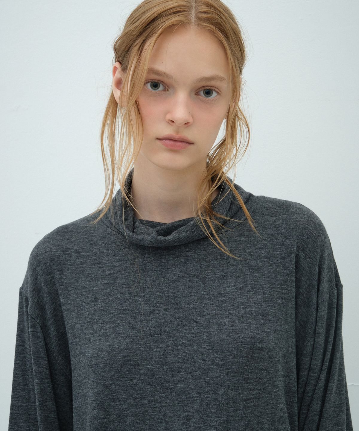 오버듀플레어(OVERDUEFLAIR) LOOSE FIT WOOL TENCEL TURTLENECK T-SHIRT_CHARCOAL