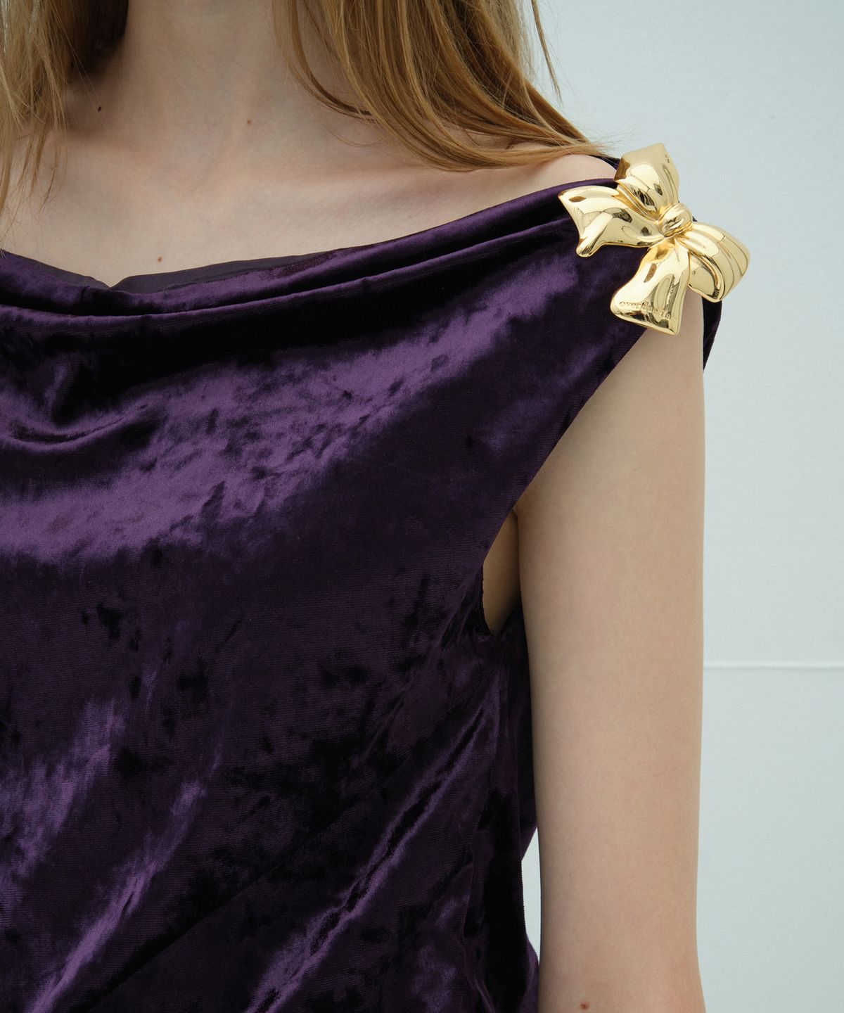 오버듀플레어(OVERDUEFLAIR) OFF SHOULDER VELVET TOP_PURPLE