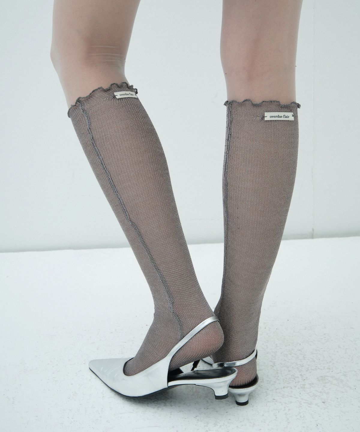 오버듀플레어(OVERDUEFLAIR) METALLIC KNEE SOCKS_SILVER