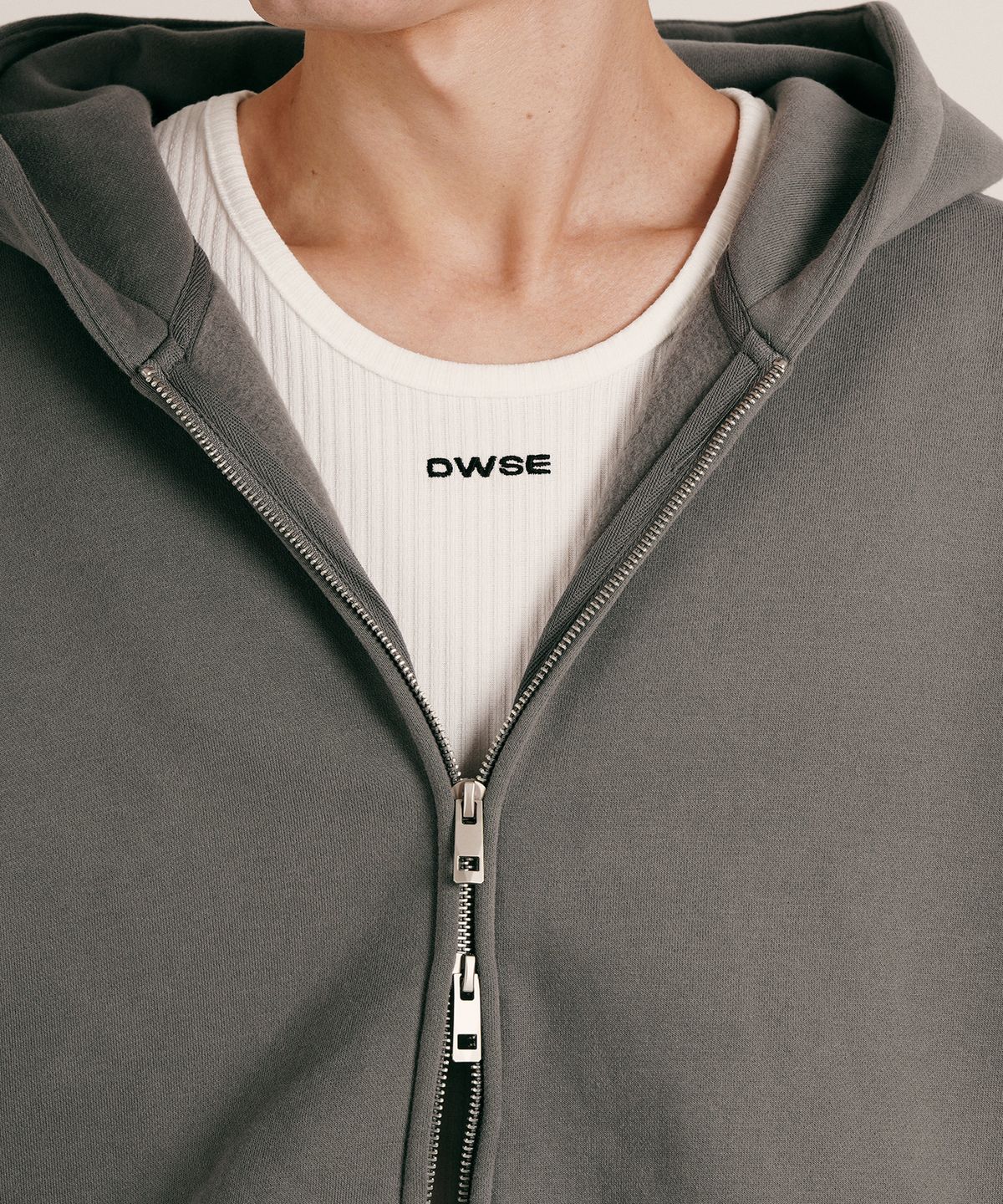 디더블유에스이(DWSE) 에센셜 스웨트 집업 후디(차콜)