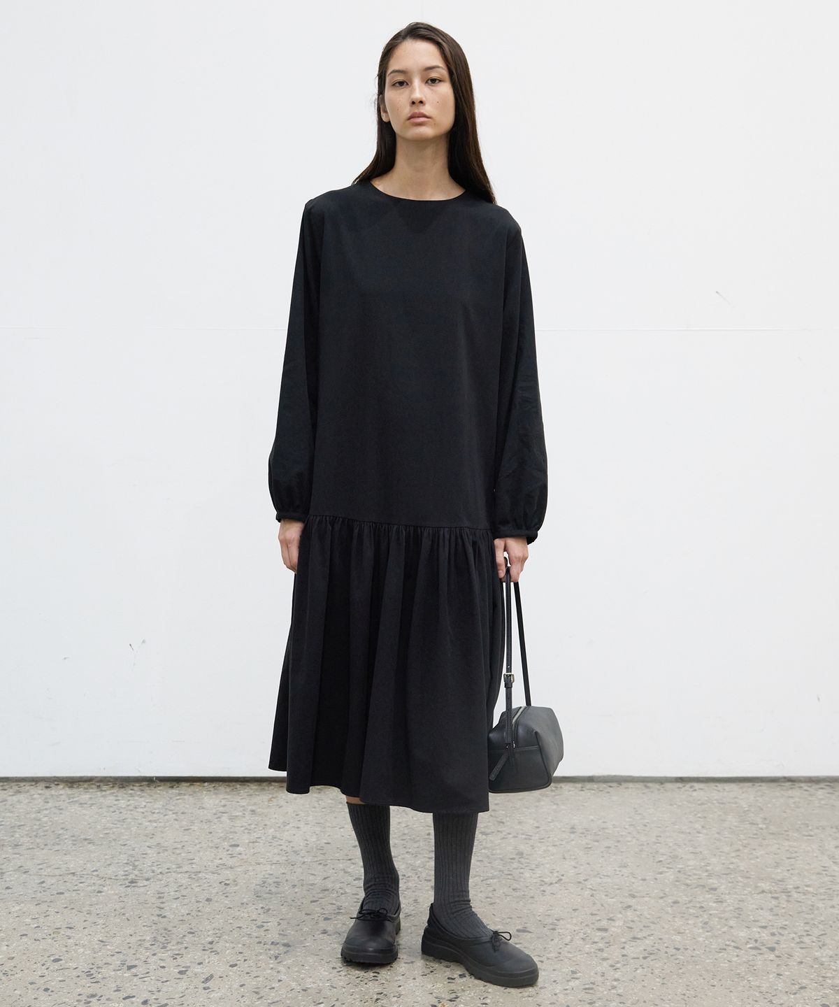 르바(LEVAR) Flow Maxi Dress - Black