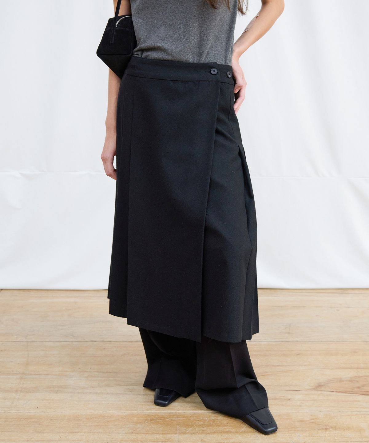 르바(LEVAR) Wool Pleated Wrap Skirt - Black