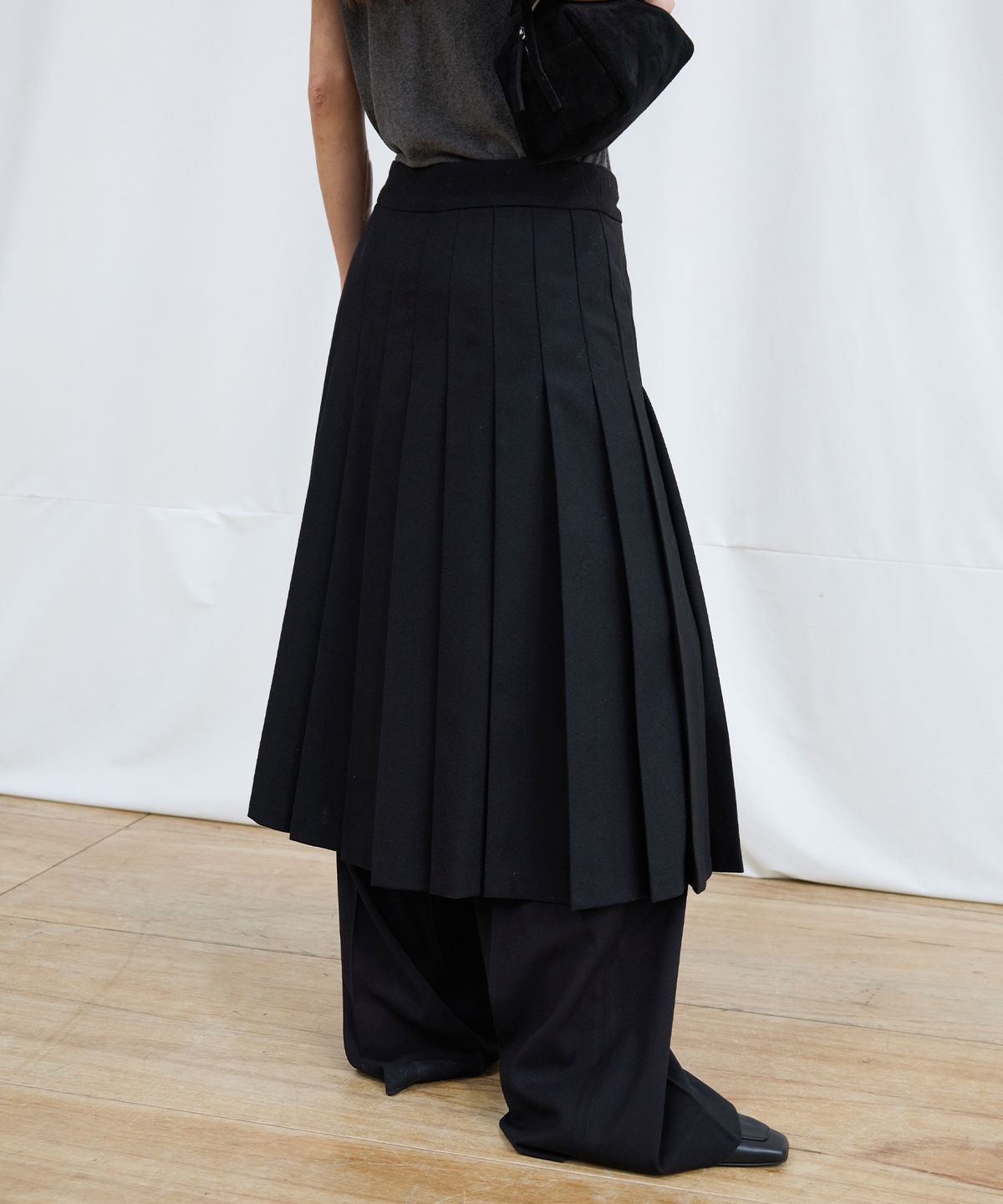르바(LEVAR) Wool Pleated Wrap Skirt - Black