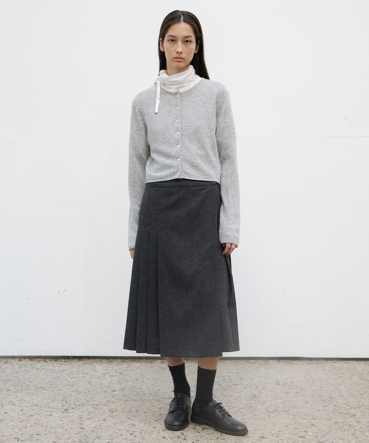르바(LEVAR) Wool Pleated Wrap Skirt - Charcoal