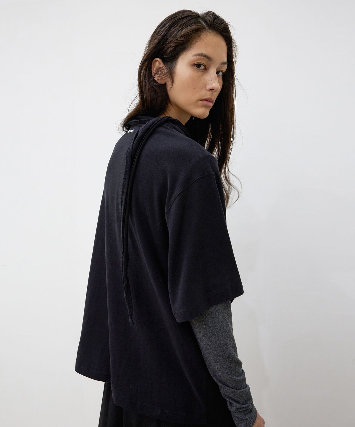 르바(LEVAR) Soft Peach Scarf T-Shirt - Black