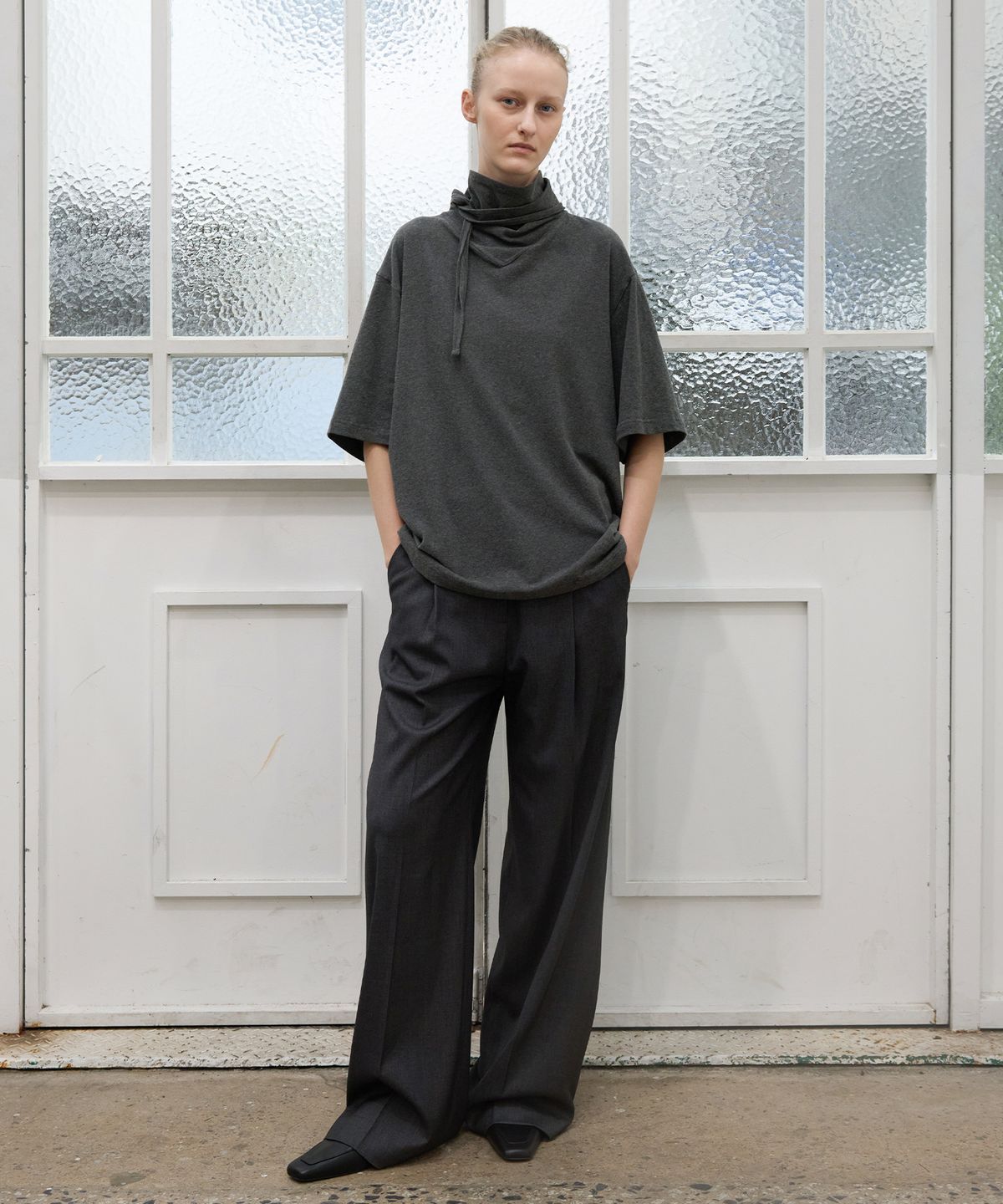 르바(LEVAR) Soft Peach Scarf T-Shirt - Charcoal