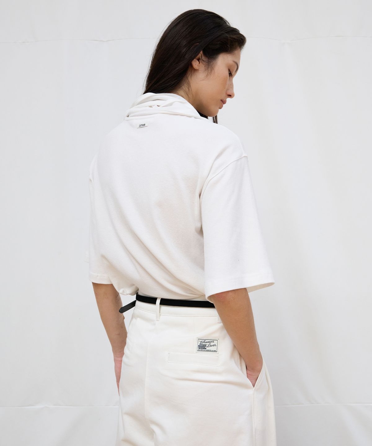 르바(LEVAR) Soft Peach Scarf T-Shirt - Off White