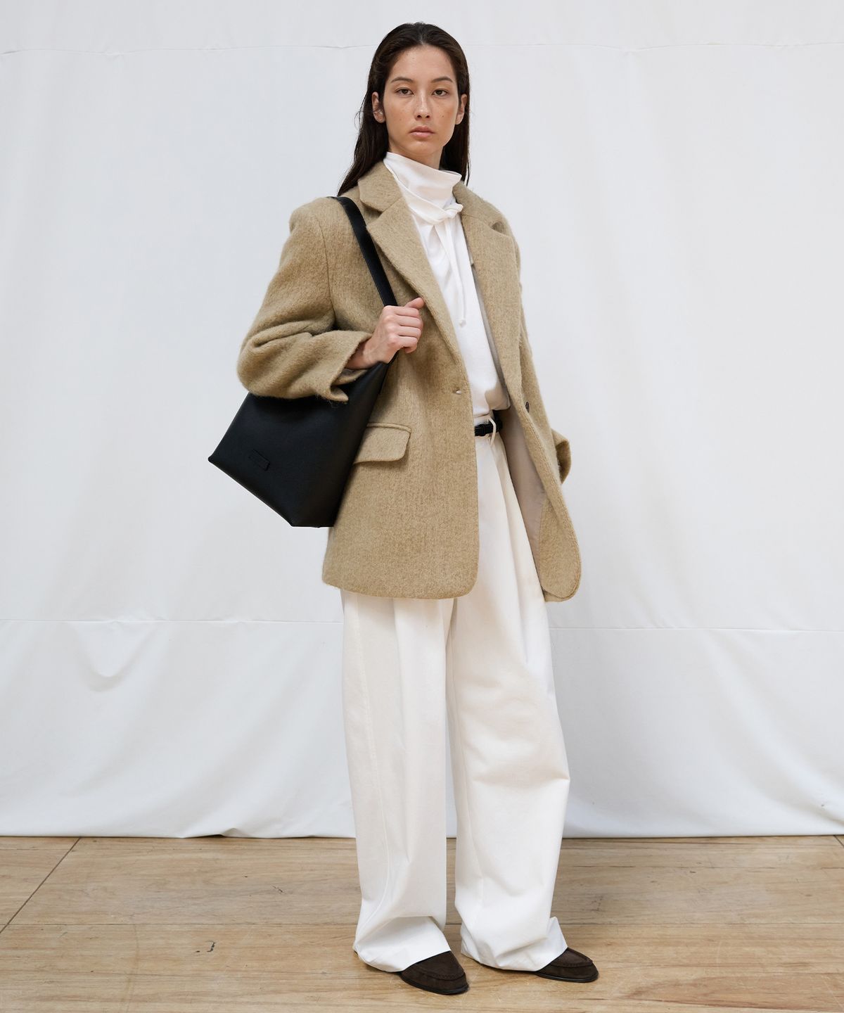 르바(LEVAR) Soft Peach Scarf T-Shirt - Off White