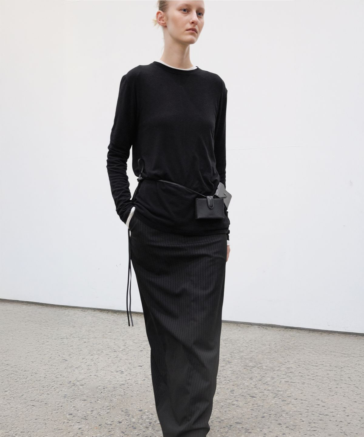 르바(LEVAR) Standard Soft T-Shirt - Black
