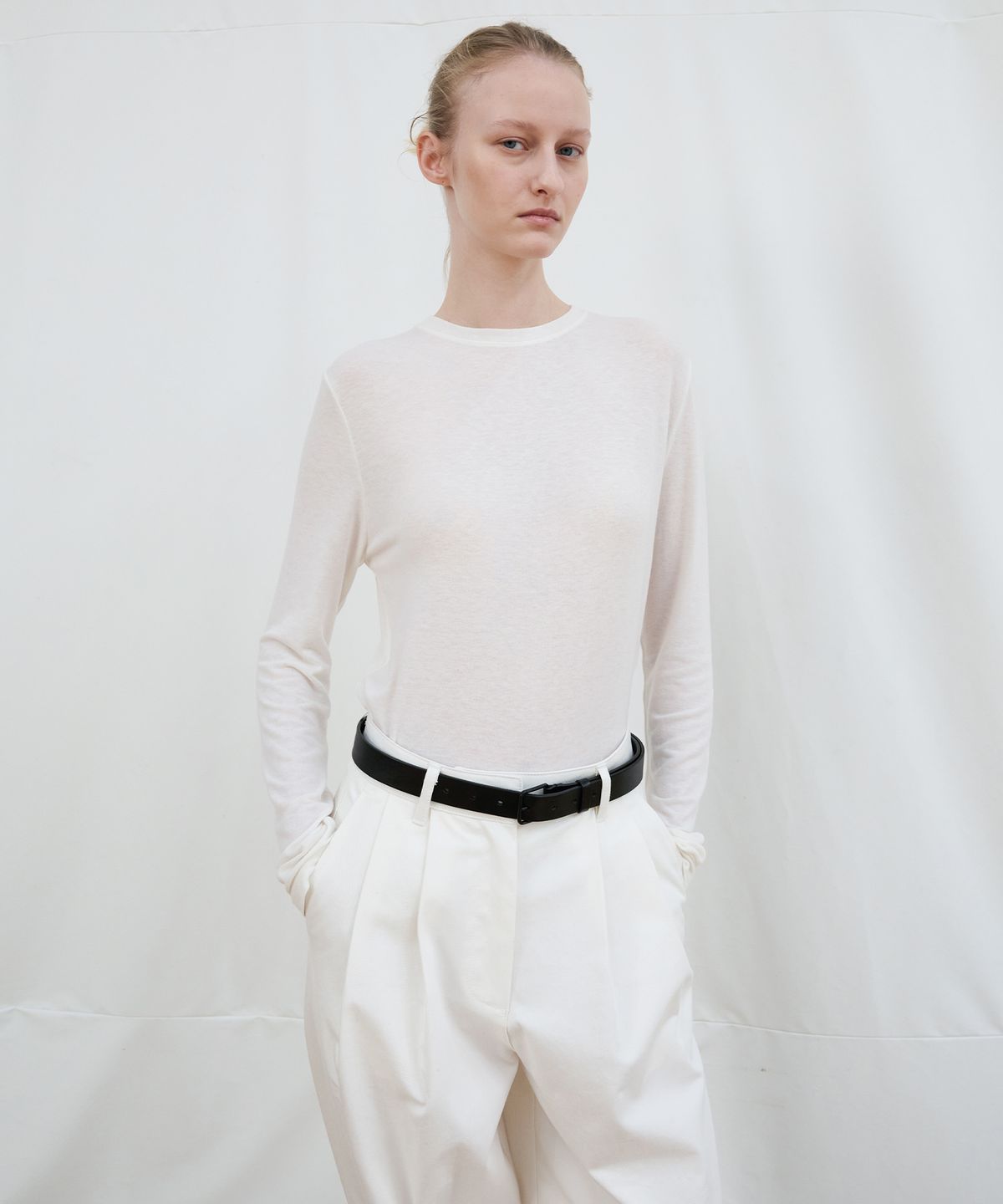 르바(LEVAR) Standard Soft T-Shirt - Off White