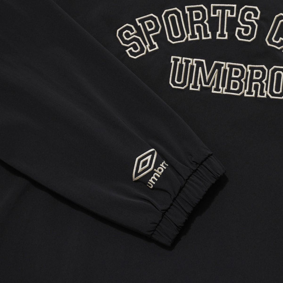 엄브로(UMBRO) 아치 레터링 자수 피스테 블랙(UQ321CWT90)
