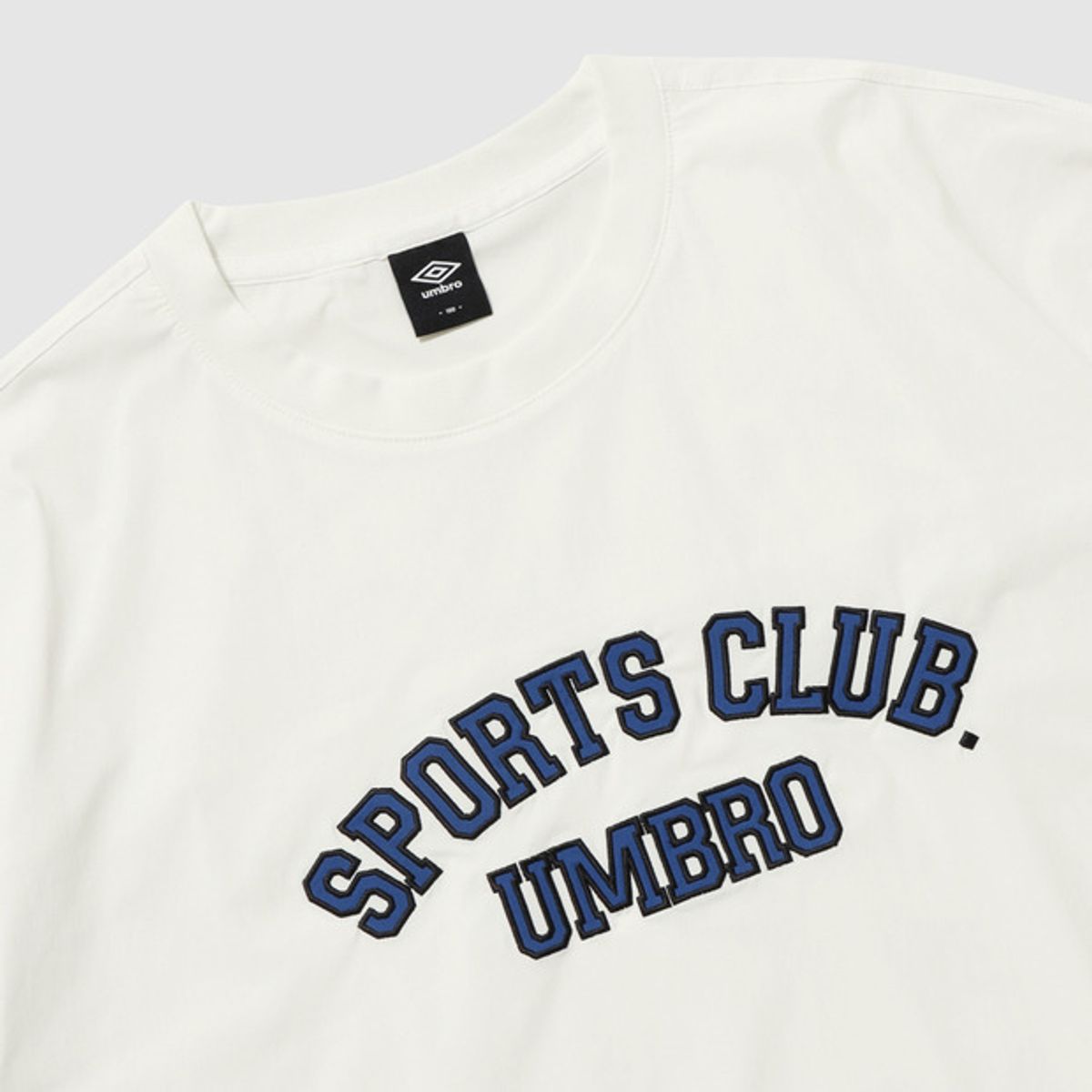 엄브로(UMBRO) 아치 레터링 자수 피스테 아이보리(UQ321CWT90)