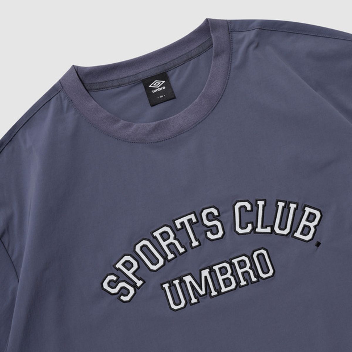엄브로(UMBRO) 아치 레터링 자수 피스테 블루(UQ321CWT90)