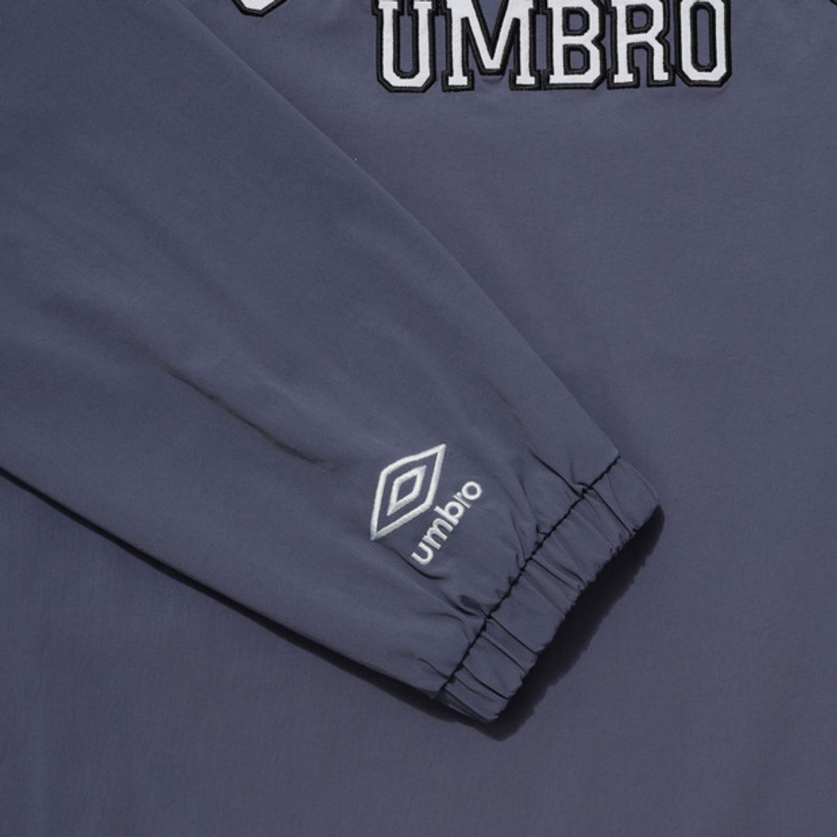 엄브로(UMBRO) 아치 레터링 자수 피스테 블루(UQ321CWT90)
