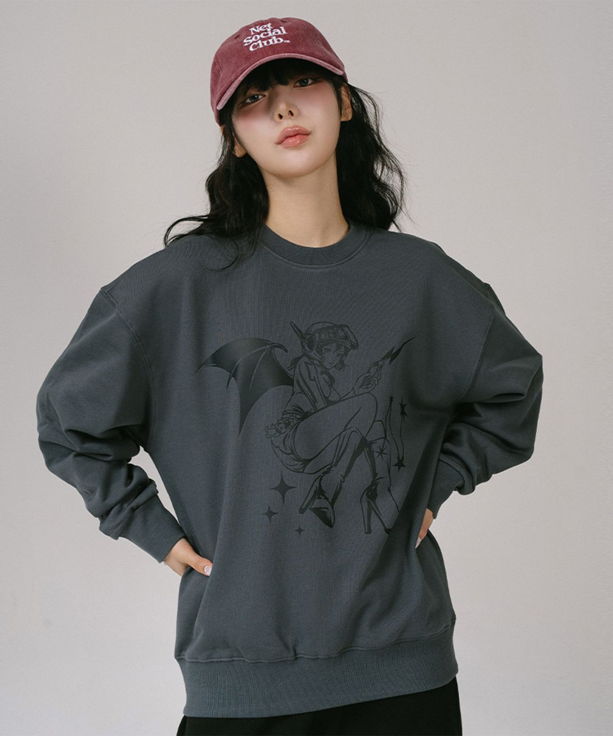 넷소셜클럽(NET SOCIAL CLUB) [기모선택] 코스프레 걸 맨투맨 (차콜)