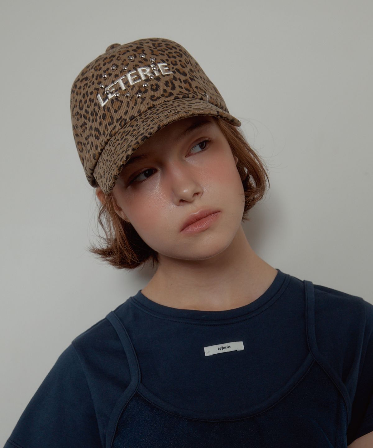 레터리(LETERIE) LEOPARD HEART STUD LOGO CAP_DARK BEIGE