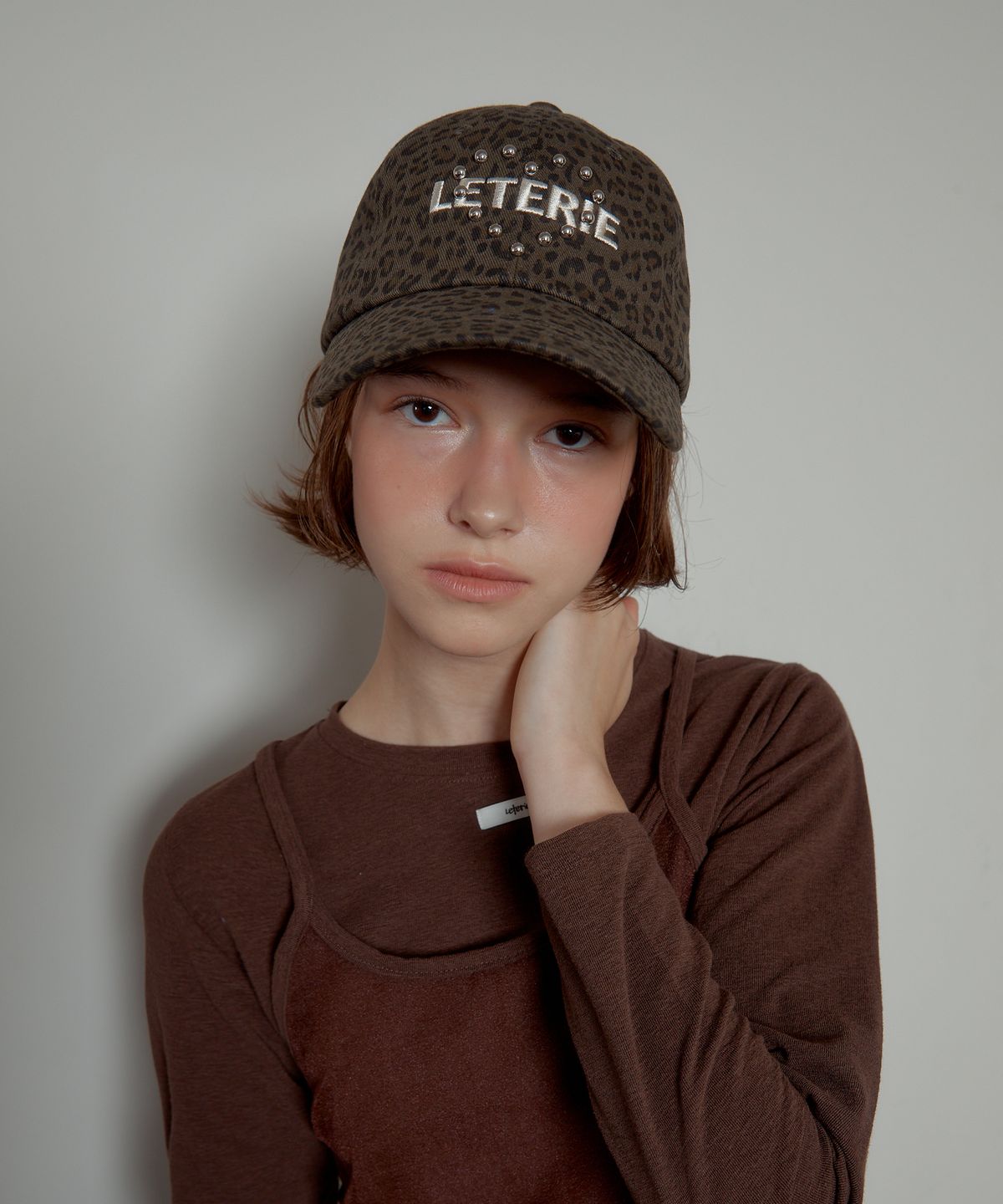 레터리(LETERIE) LEOPARD HEART STUD LOGO CAP_KHAKI