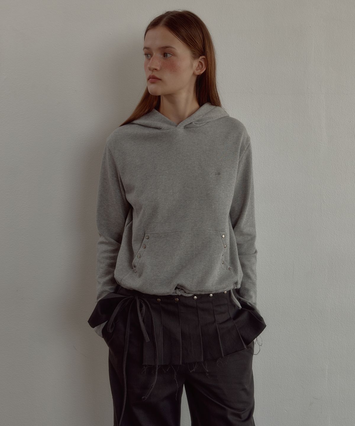 레터리(LETERIE) PLEATS WRAP SKIRT PANTS SET_CHARCOAL