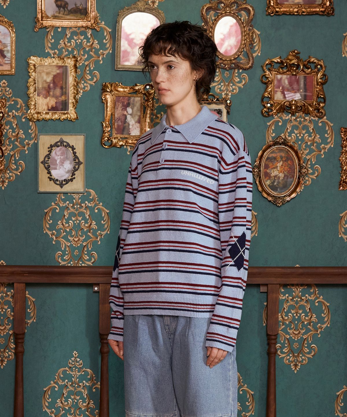 어널로이드(UNALLOYED) 스트라이프 로고 니트 폴로 셔츠 / 스카이 블루