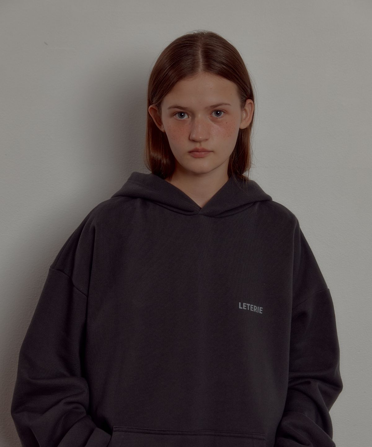레터리(LETERIE) LETERIE LOGO HOODIE_CHARCOAL