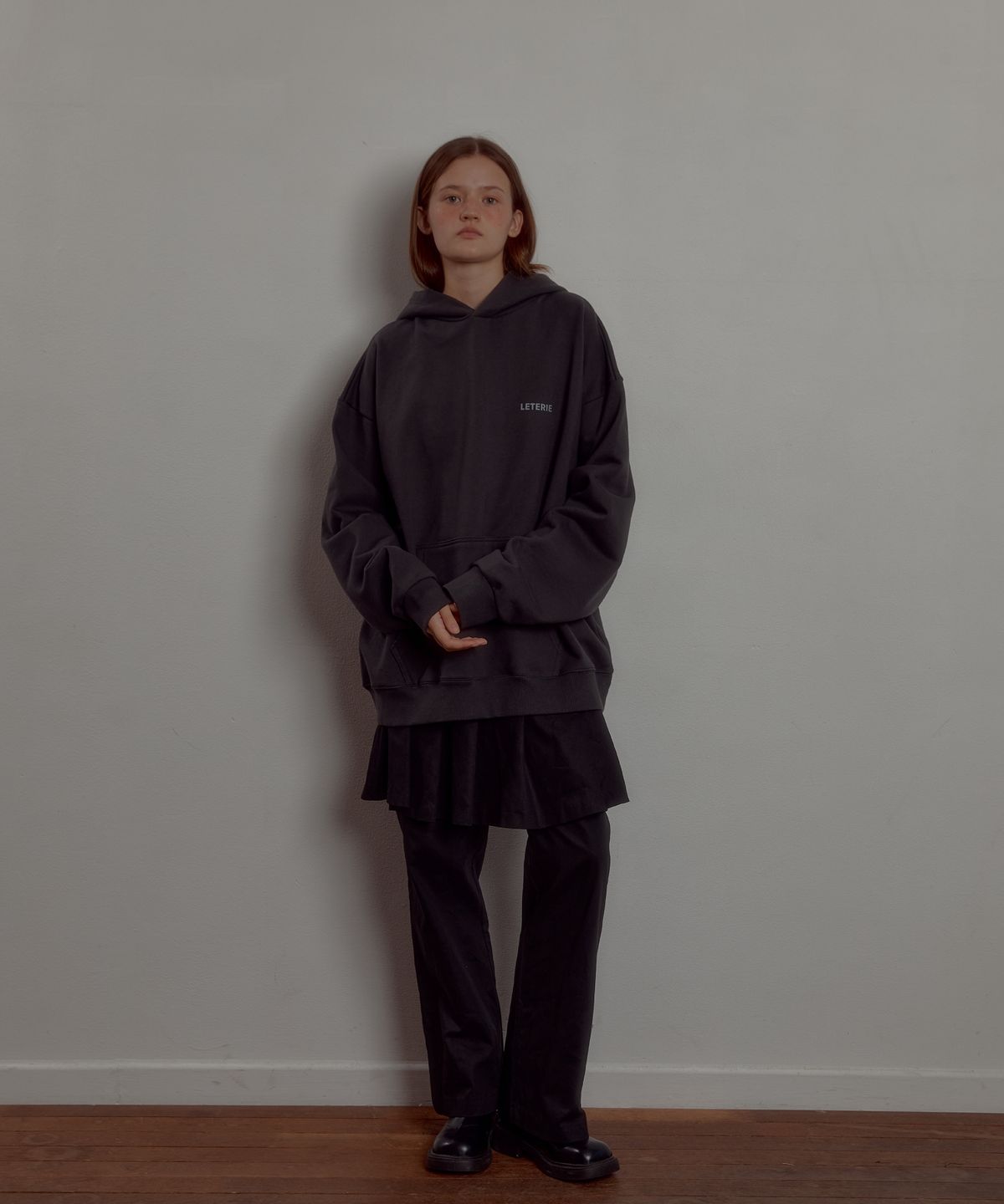 레터리(LETERIE) LETERIE LOGO HOODIE_CHARCOAL