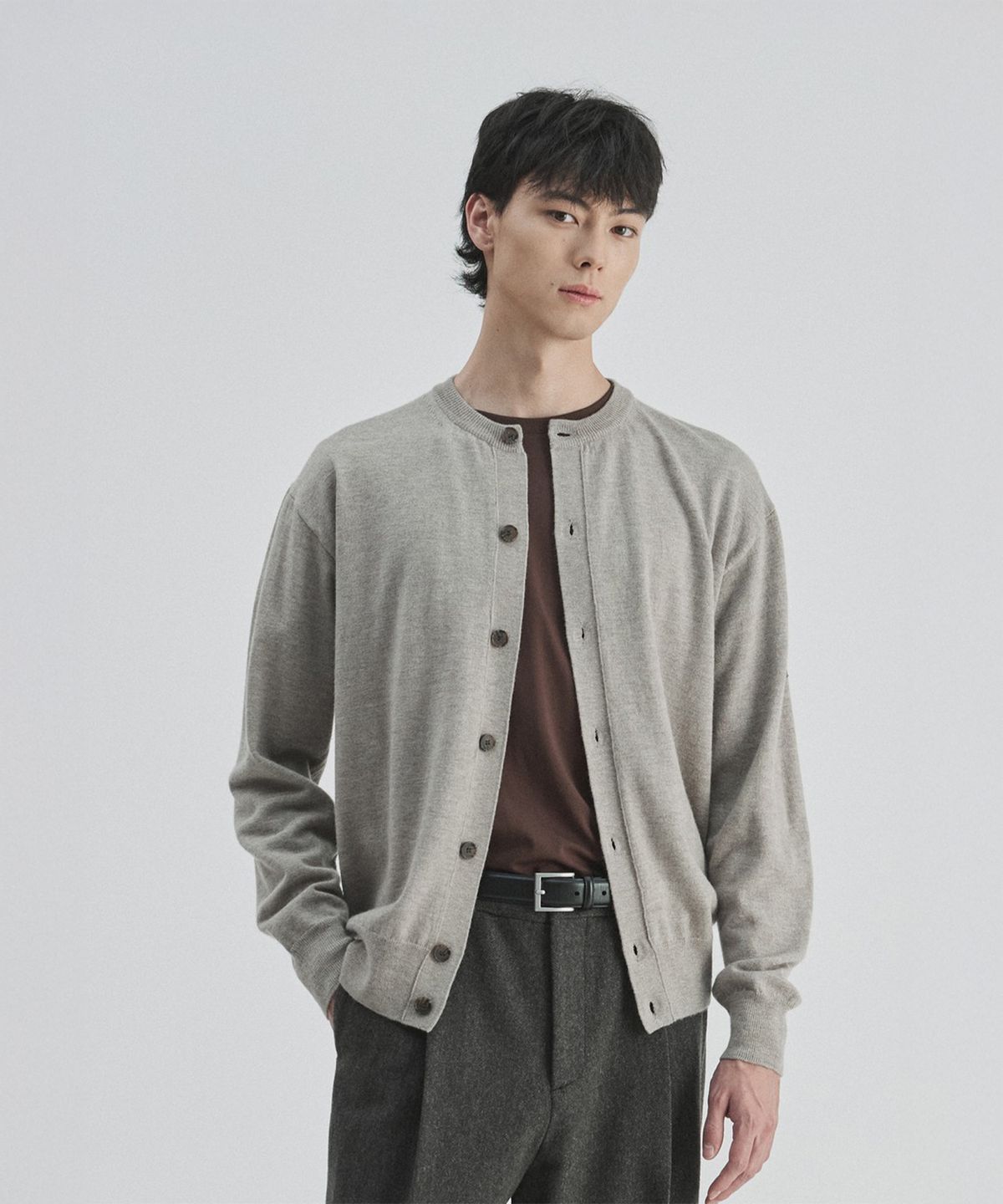 건지 울른스(Guernsey Woollens) 슈퍼파인 메리노울 라운드넥 가디건 컬렉션