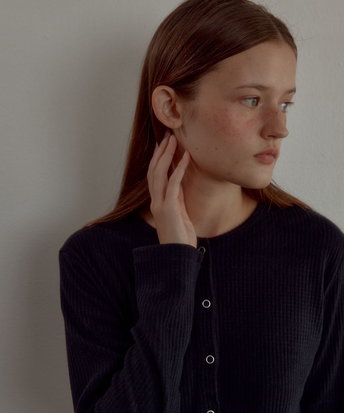 레터리(LETERIE) BASIC BUTTON ROUND CARDIGAN_BLACK