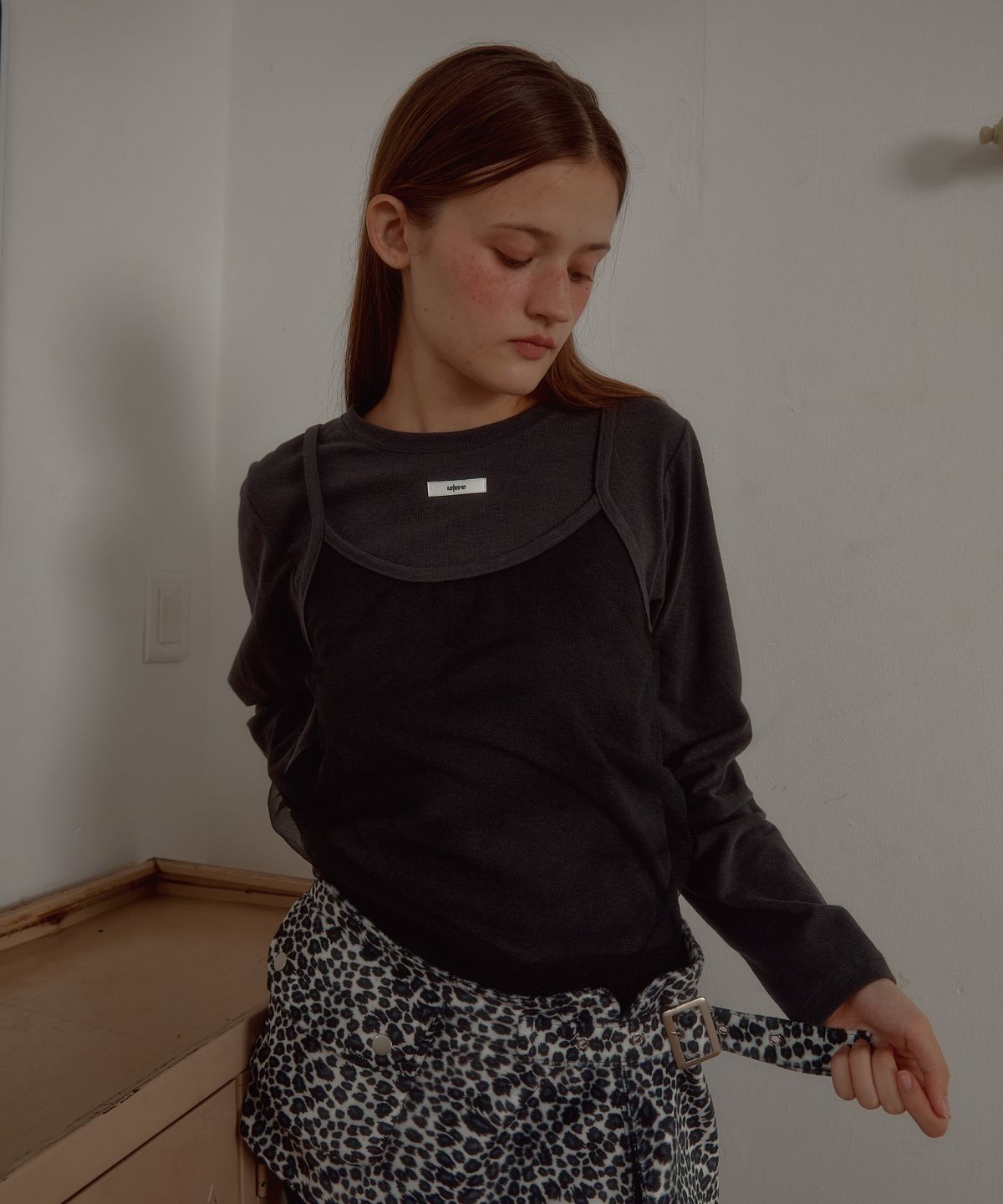 레터리(LETERIE) LONG SLEEVE BUSTIER LAYERED T-SHIRT_CHARCOAL